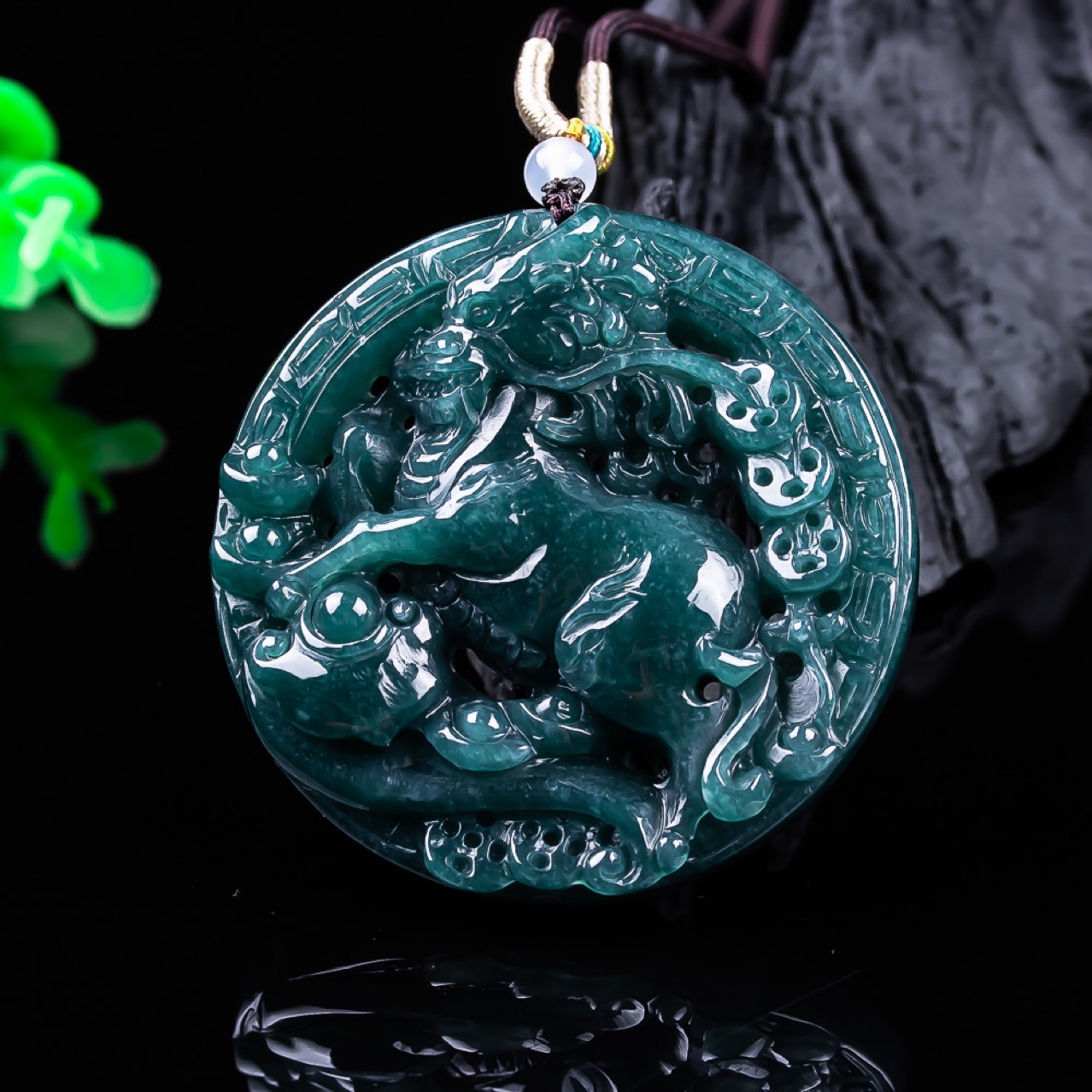 Vintage Fashion Accessories - Pendant z jadeitu birmańskiego w kształcie